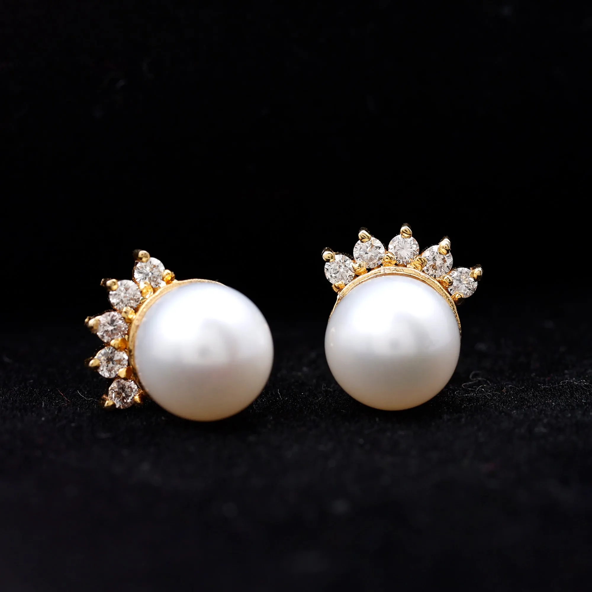 Crown Freshwater Pearl Stud Earring with Shiny Diamond