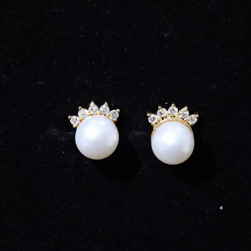Crown Freshwater Pearl Stud Earring with Shiny Diamond