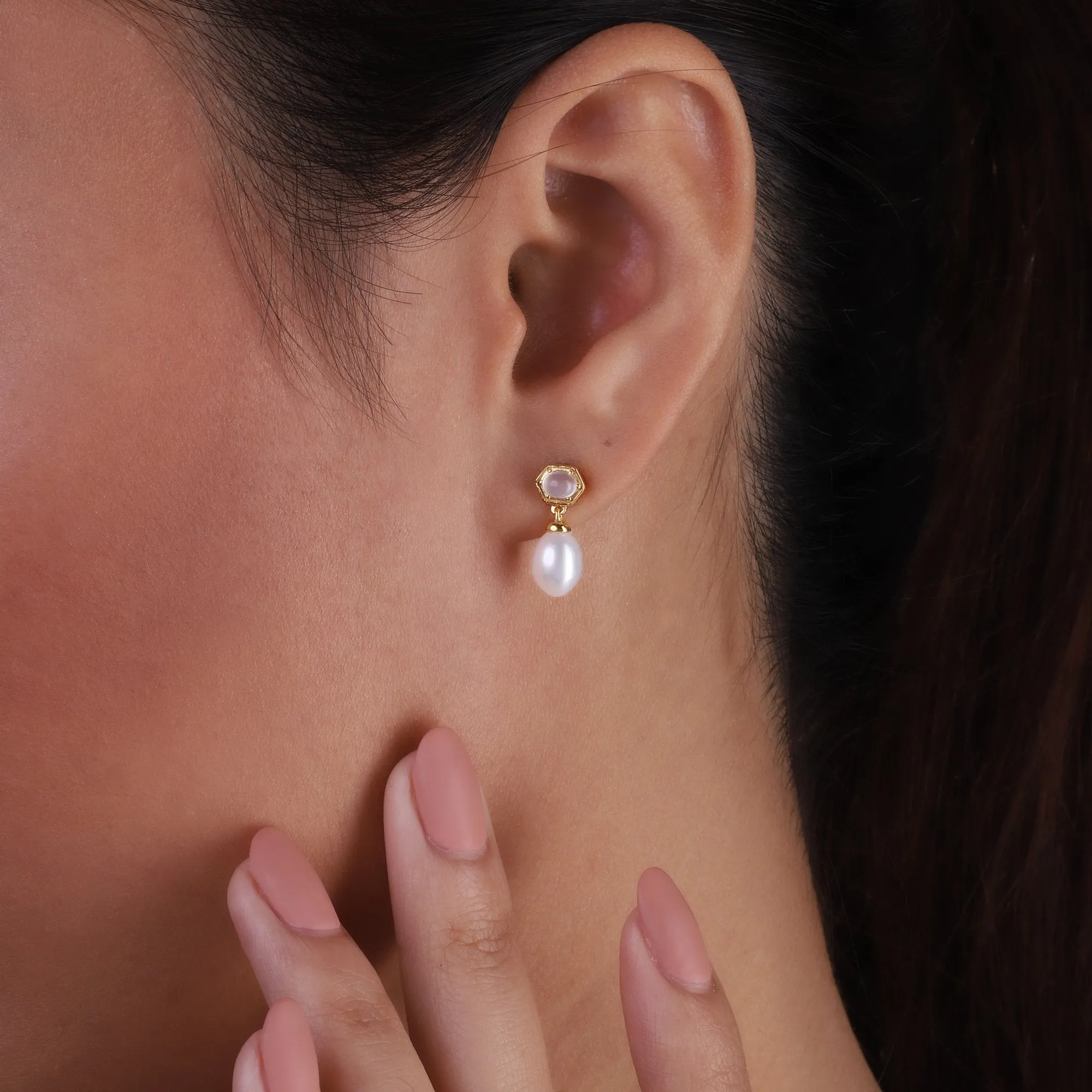Moderne Perle & Mondstein Asymmetrische Tropfen Ohrringe in Vergoldetem Sterling Silber