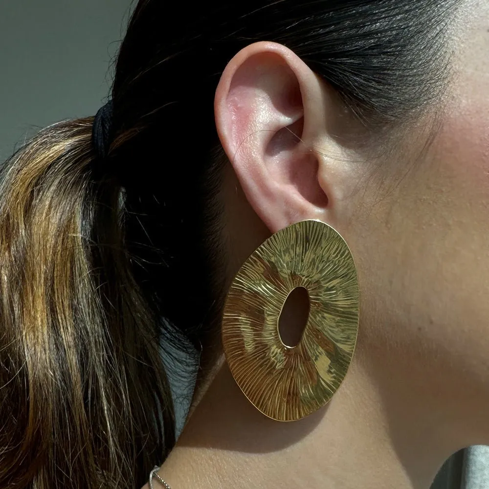 OVAL DISC TEXTURE EARRINGS