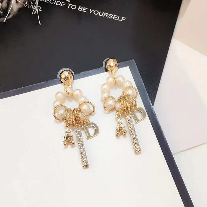 Trendy looking pearl and glittering rhinestones D shaped geometric earrings
