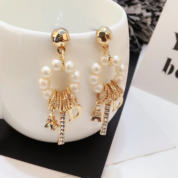 Trendy looking pearl and glittering rhinestones D shaped geometric earrings