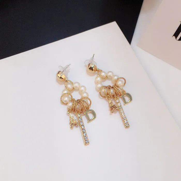 Trendy looking pearl and glittering rhinestones D shaped geometric earrings