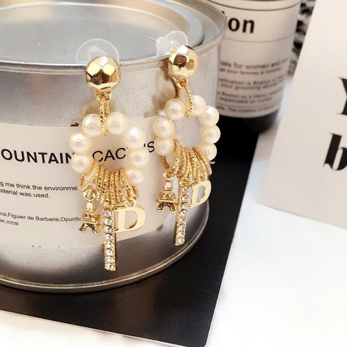 Trendy looking pearl and glittering rhinestones D shaped geometric earrings