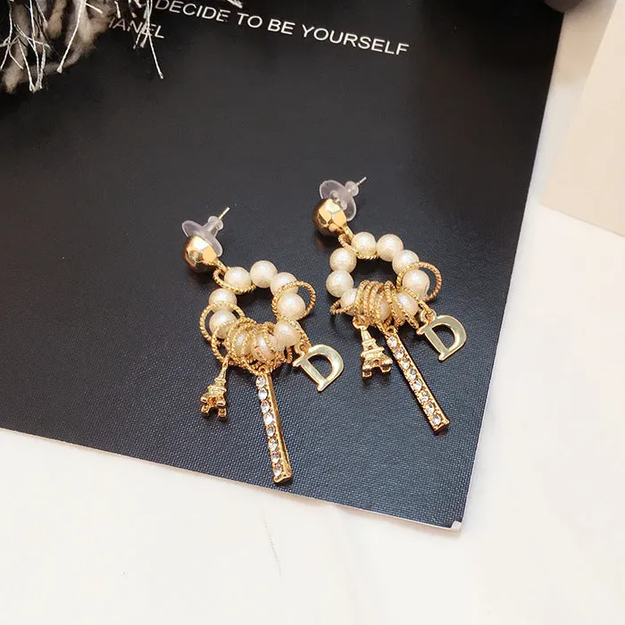 Trendy looking pearl and glittering rhinestones D shaped geometric earrings