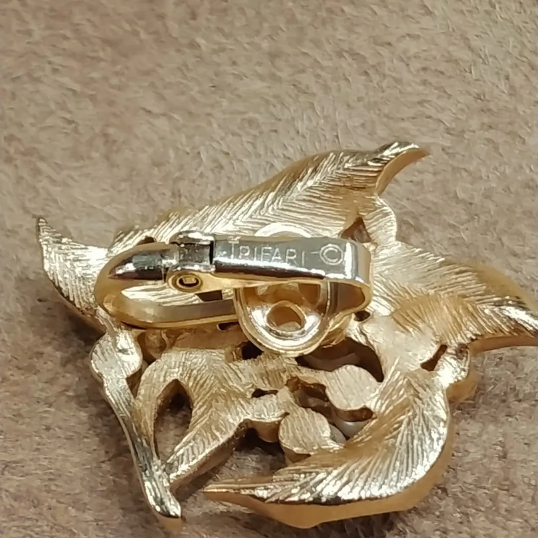 Trifari Pearl Leafy Vintage Earrings 001